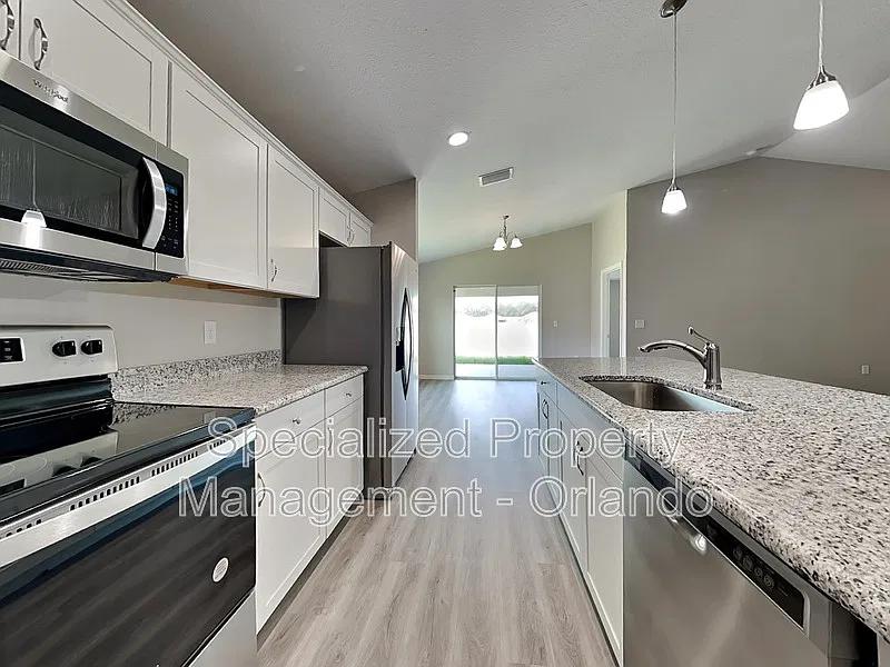 3 bed, 2.0 bath, 1776 sqft, $1,835 — Photo 3