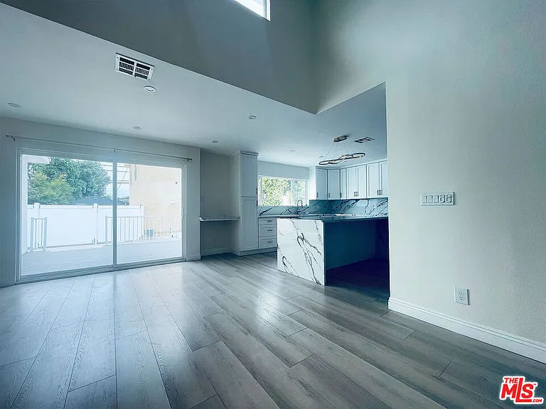 22131 Victory Blvd — Photo 6