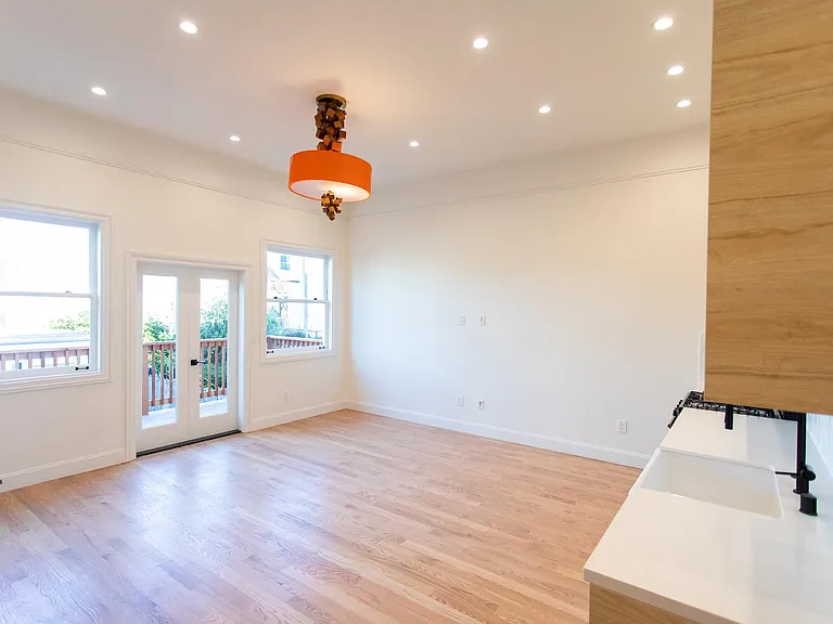 861 S Van Ness Ave — Photo 17