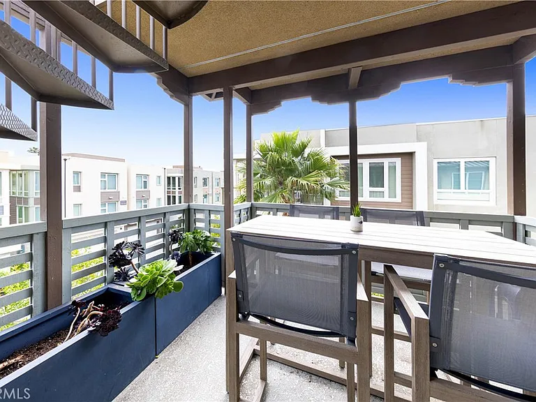 983 Doheny Way — Photo 28