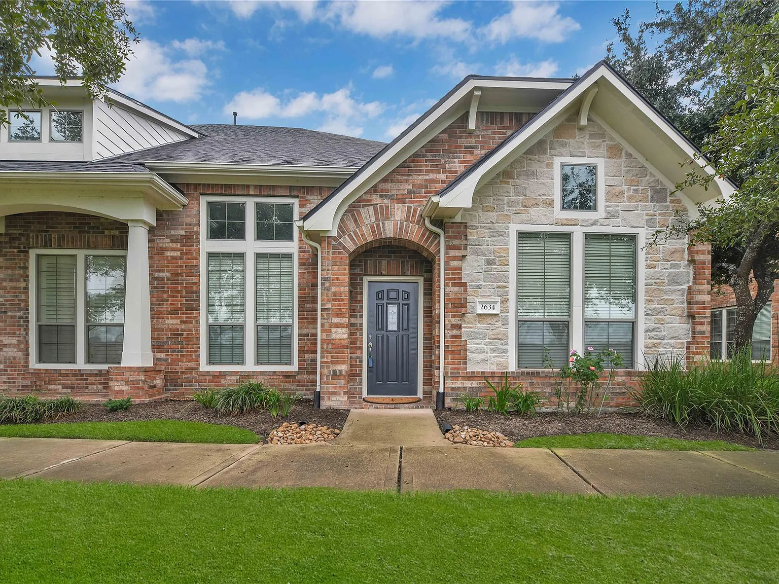 2 bed, 2.5 bath, 1913 sqft, $2,600 — Photo 1