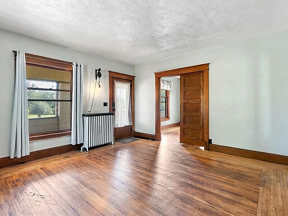 5th image of 302 W Main St