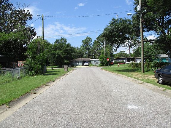 4th image of 713 Vendee Ln