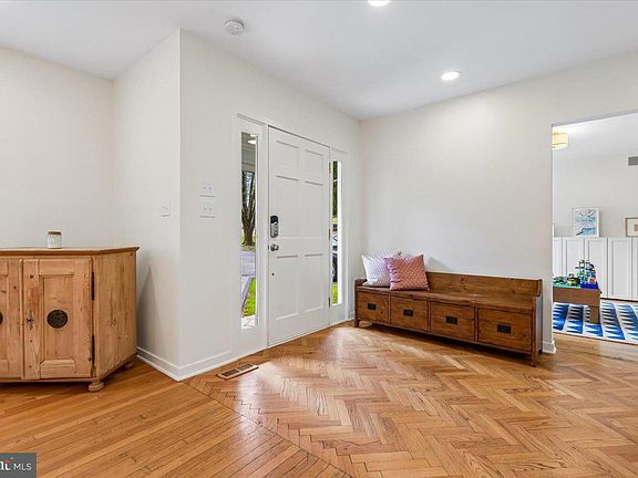 4th image of 308 W Wind Rd