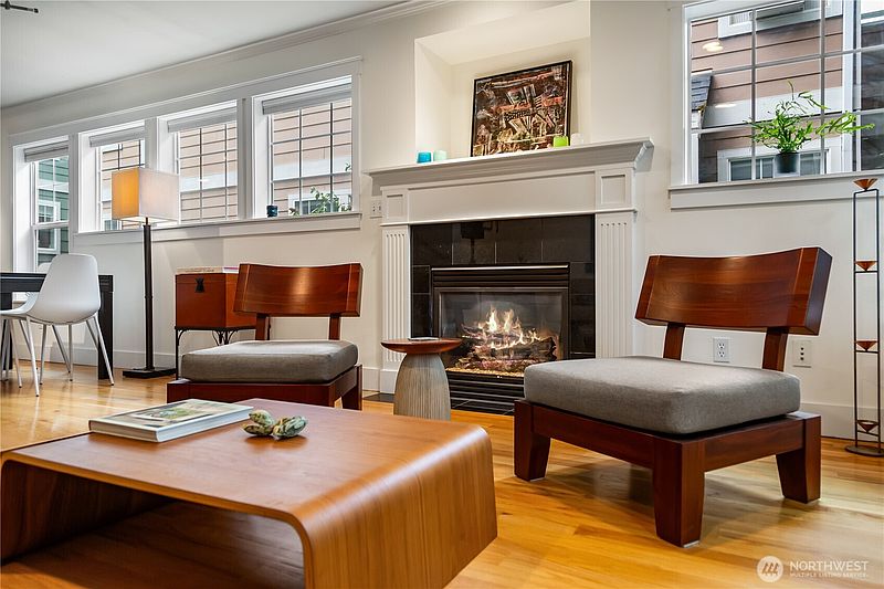4th image of 128 B 25th Avenue E