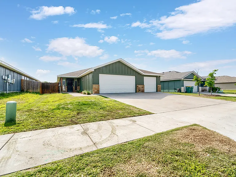 742 Freedom Cir — Photo 3