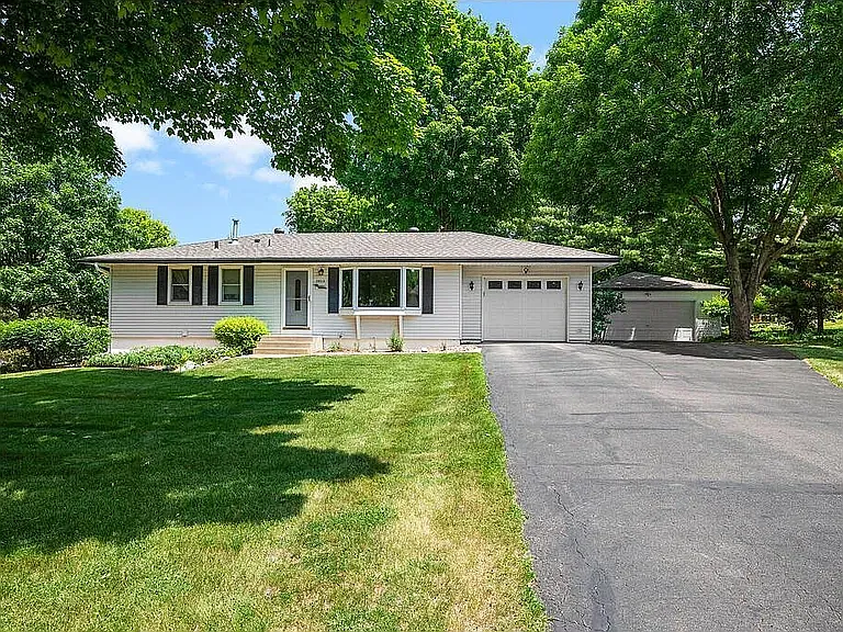 4 bed, 1914 sqft, $3,200 — Photo 2