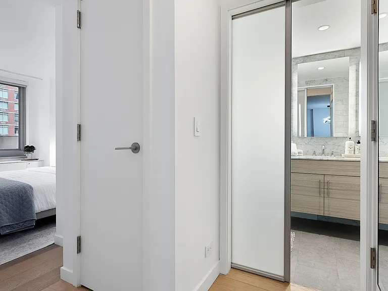 234 E 46th St #702 — Photo 17
