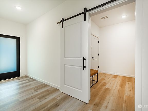 5th image of 347 Oleander Drive