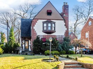 15 Parkwold Dr W, Valley Stream, NY 11580
