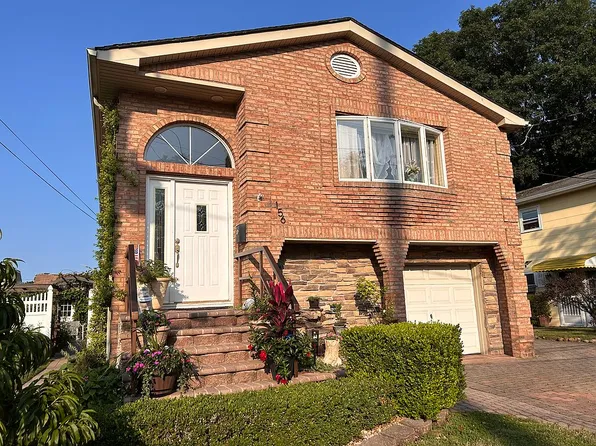 156 N 10th St, Lindenhurst, NY 11757