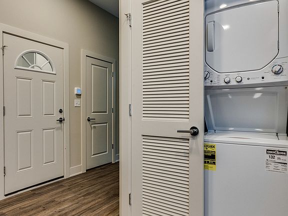 5th image of 1034 N Paulina St #1F
