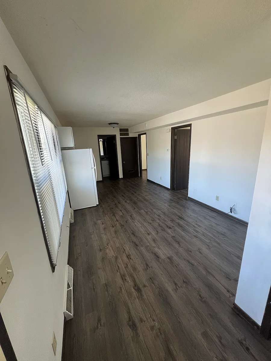 Building Photo - 1521 West Ave S #2