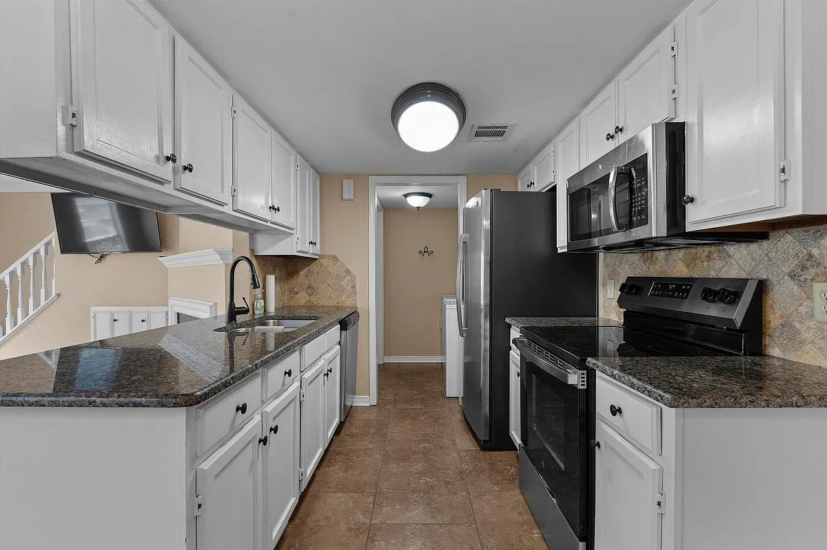 2 bed, 1.5 bath, 930 sqft, $1,400 — Photo 3