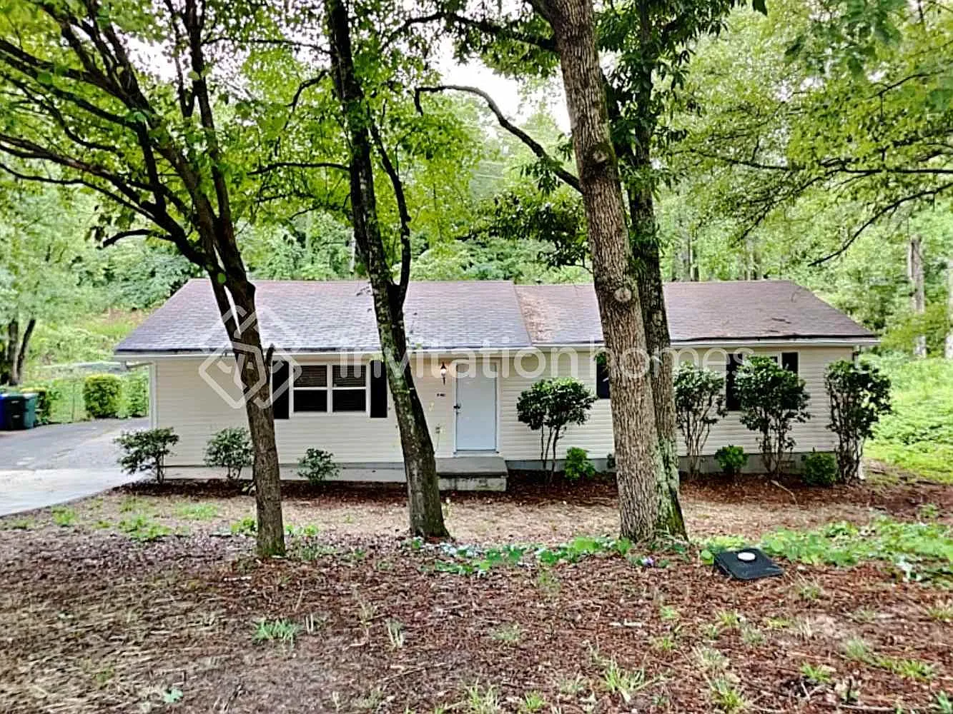 940 Woodbridge Dr NE Conyers, GA 30012 — Photo 1