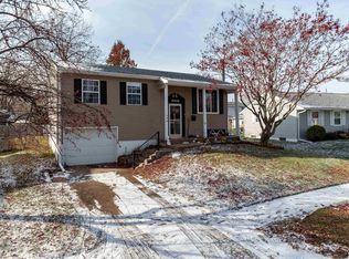 3216 Oxford Dr, Bettendorf, IA