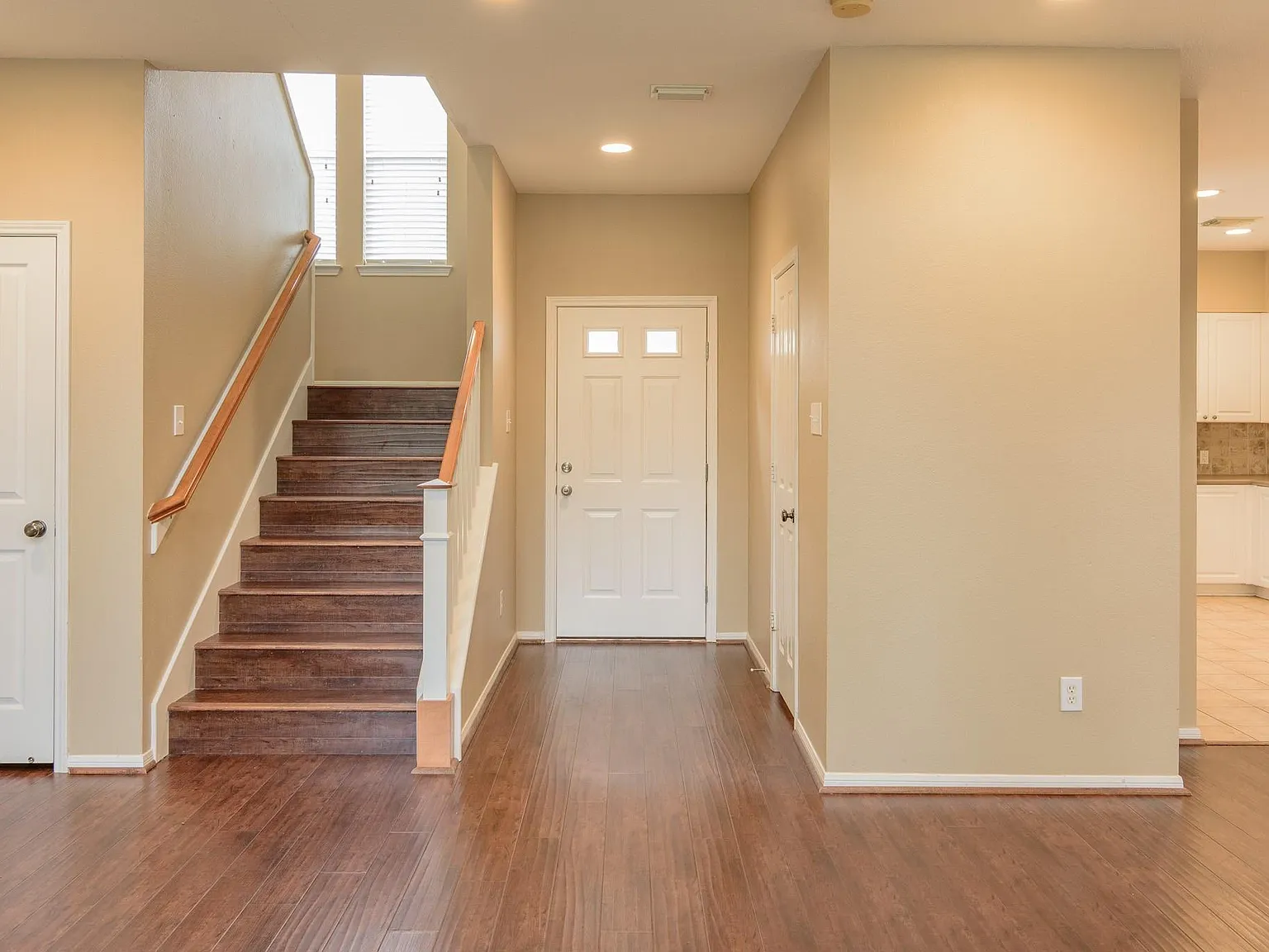 3 bed, 2.5 bath, 1698 sqft, $2,100 — Photo 3