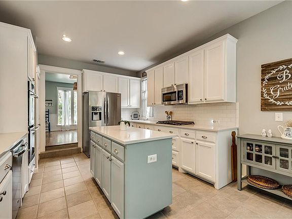 4th image of 1901 Victoria Cir