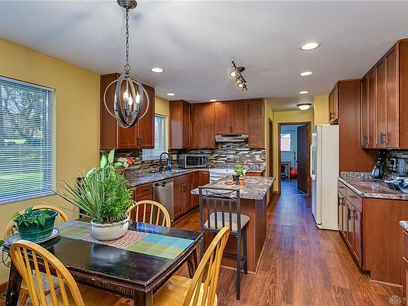 5th image of 224 W Woodbury Dr