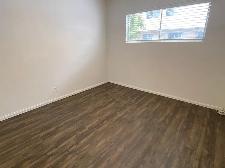 Cozy 2-Bedroom Apartment Just Steps from the Ocean Bluffs! — Photo 12