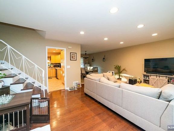 3rd image of 1136 Boulevard