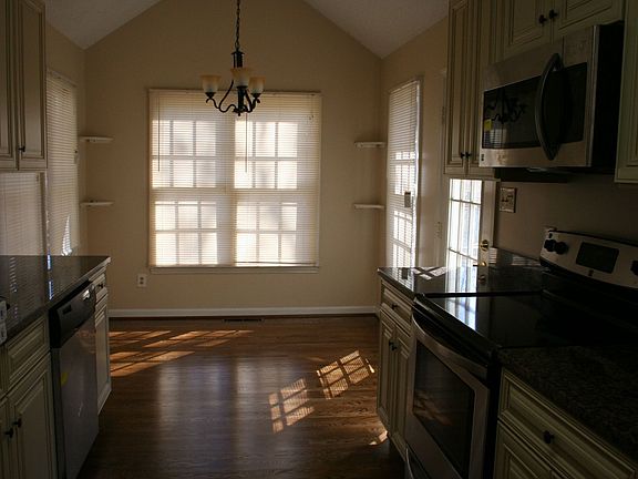 LARGE KITCHEN ALL NEW