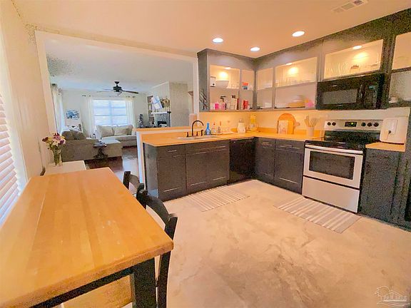 2nd image of 828 Gordon Ave