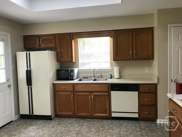 700 Greenwich Dr — Photo 3