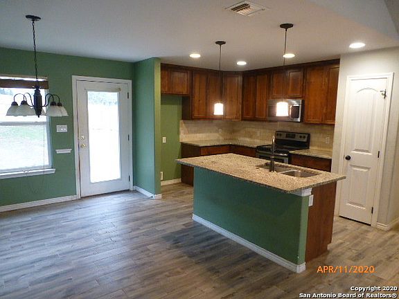 3rd image of 2466 Candlelight Dr