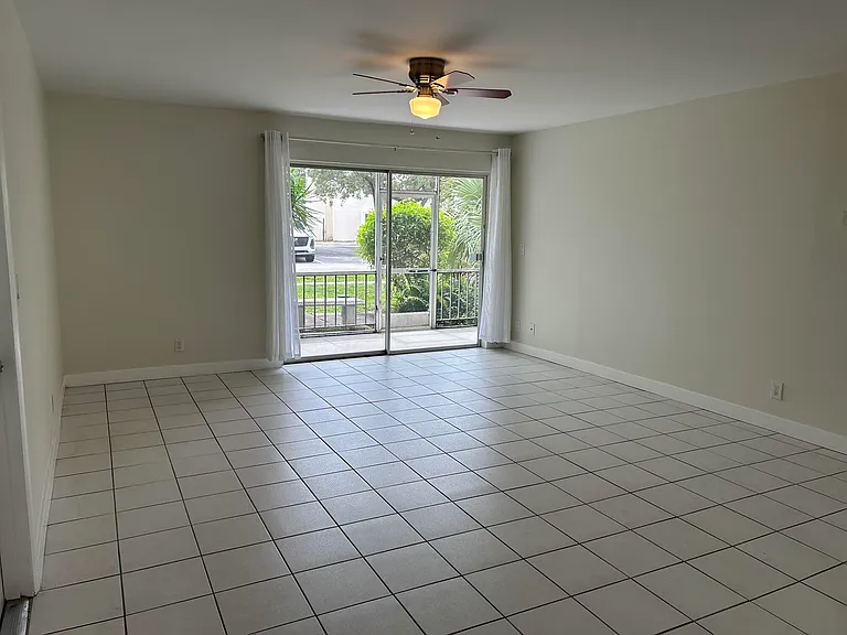 620 NW 13th St #15 — Photo 3