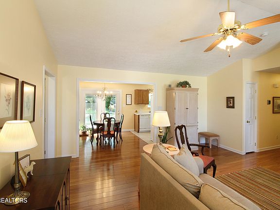 3rd image of 256 Dogwood Glen Ln