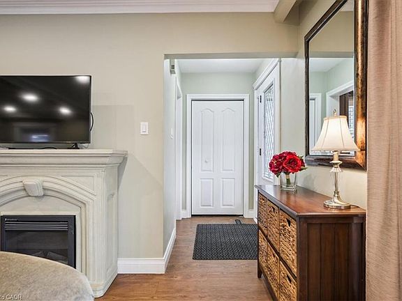 5th image of 2033 Saxon Rd