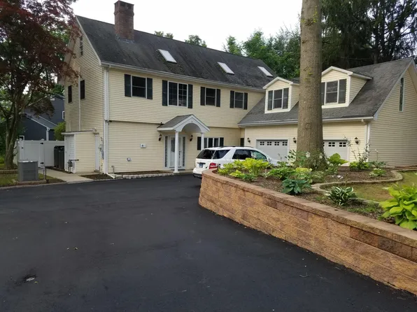 110 Sleeping Giant Dr, Hamden, CT 06518