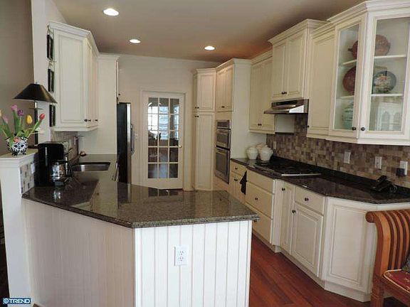 4th image of 321 Willow Dr