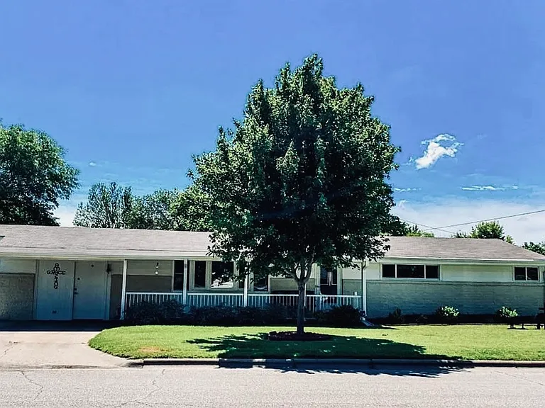 3301 Canterbury Dr — Photo 22