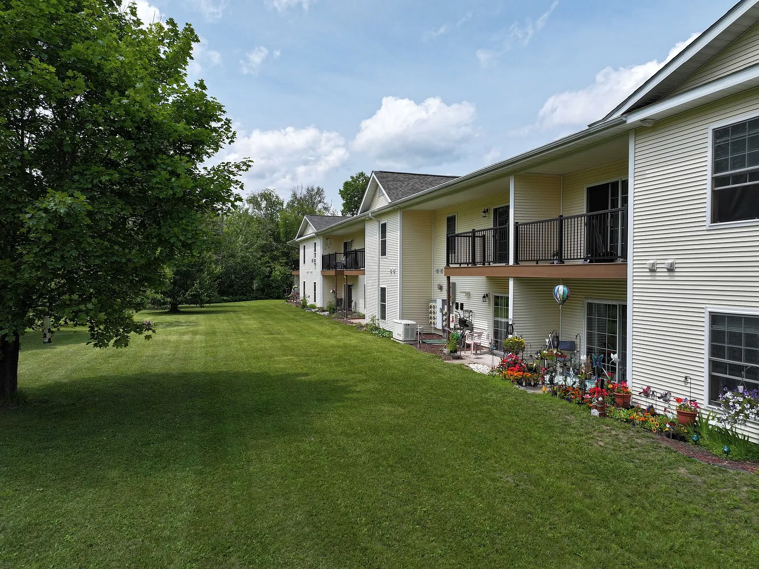 Ashmun Creek Apartments — Photo 4