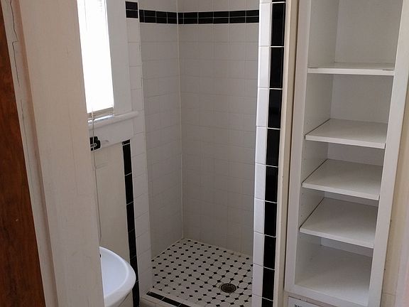 4th image of 525 Simpson St APT 2