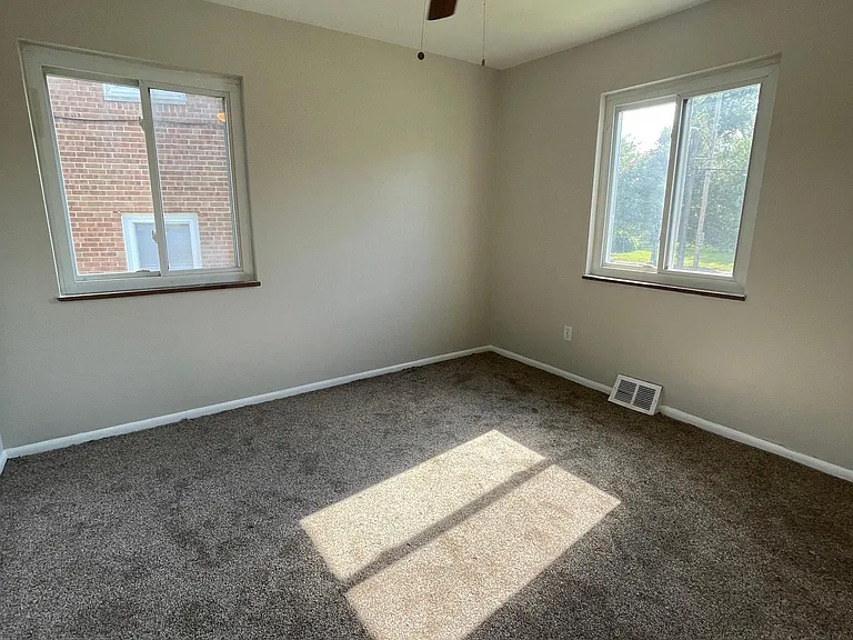2777 Noble Rd #11 — Photo 4