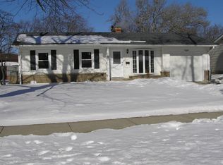 242 Greenbriar St, Elk Grove Village, IL 60007