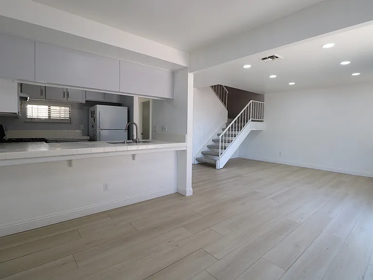 432 N Center Ct — Photo 2