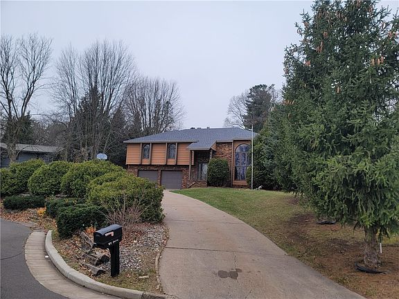 2nd image of 414 Mission Place