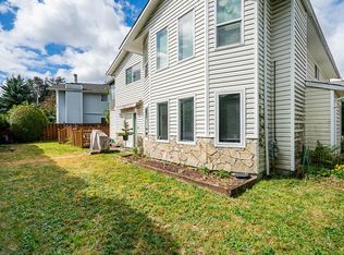 527 Columbia St, New Westminster, BC V3L1B2