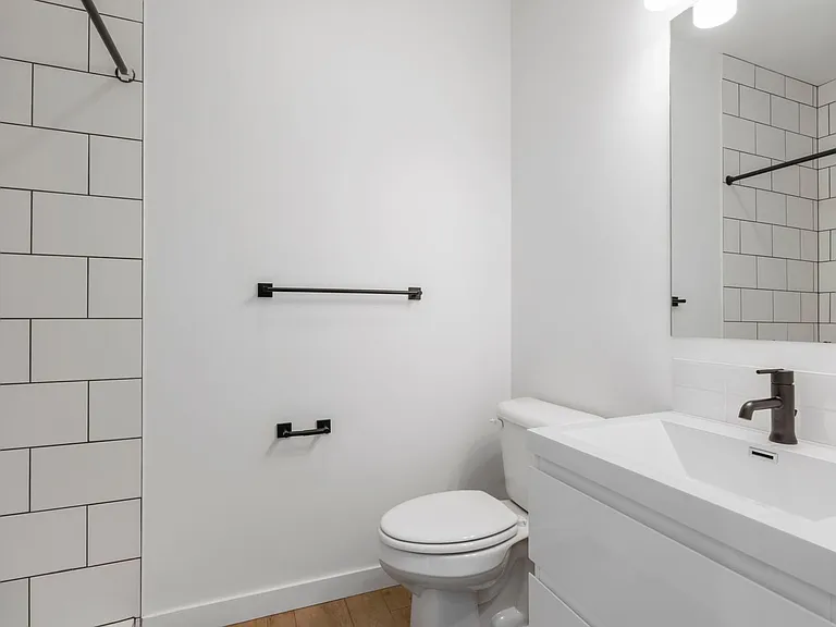 Welcome to Lakeview! - Live in Luxury & Style in the heart of Eastlake — Photo 35