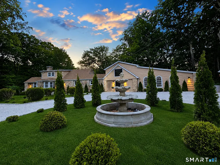 56 Clover Dr — Photo 2