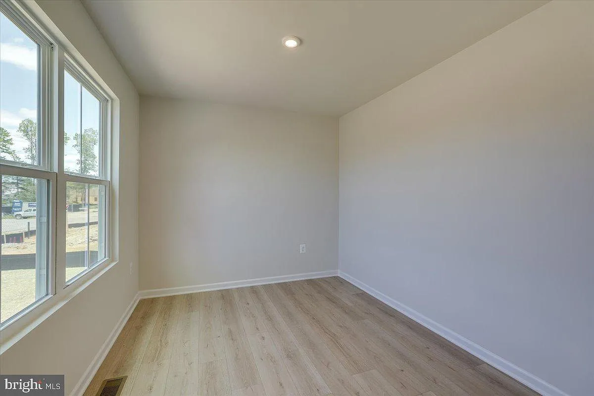 5 bed, 3.0 bath, 2540 sqft, $2,995 — Photo 4