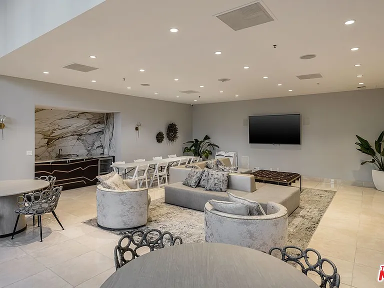10724 Wilshire Blvd #712 — Photo 37