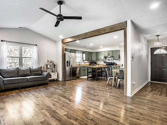 3rd image of 8416 Banyan Ln