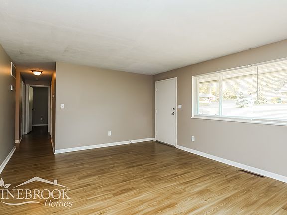4th image of 3729 Utica Dr