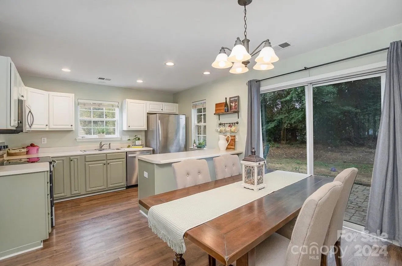 3 bed, 1455 sqft, $2,100 — Photo 2