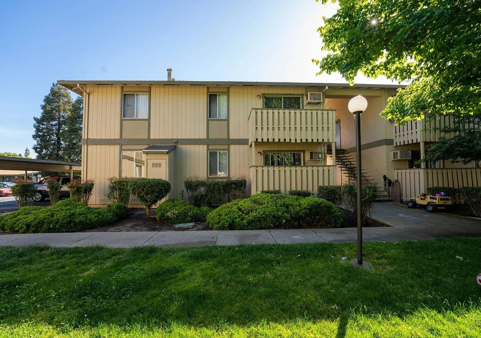 Oakview Apartments — Photo 1